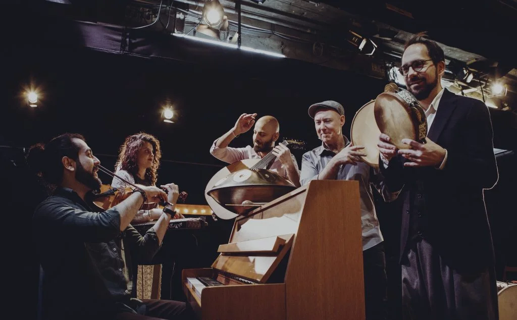 Abathar Kmash performing on oud